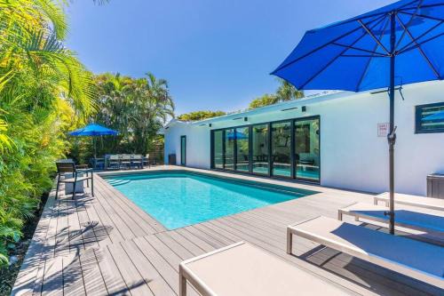 North Miami Beach House | Heated Pool Modern 5 Bedrooms House 10 minutes to the Ocean