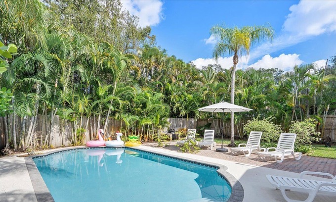 River Oaks House | Heated Pool Peaceful Garden Villa Resort Style