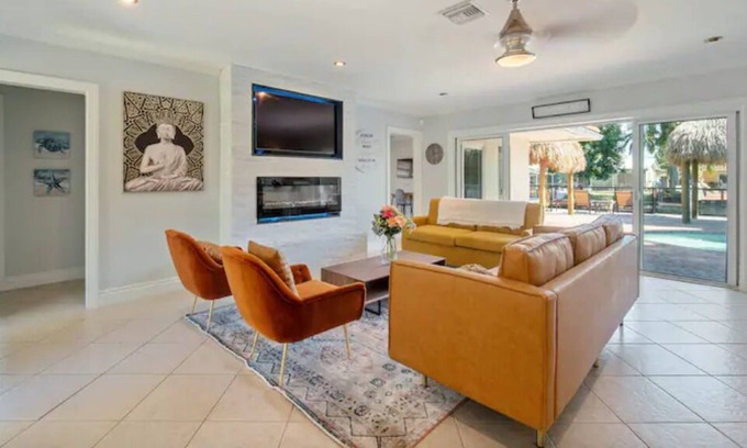 Coral Ridge Isles House | Heated Pool+Tiki+Canal! 10 Mins to beach, Sleeps 10