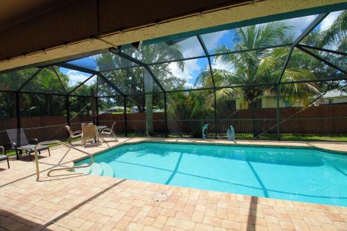 Mariner House | Heated saltwater pool, newly furnished, close to shopping and more - Villa Tropical Paradise