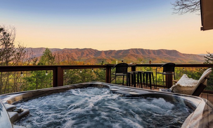 Gatlinburg - Pigeon Forge Cabin | 🌄Heaven’s Gate🌄Smoky Mtn Views/Pool/Game room/Hot tub/Fireplace