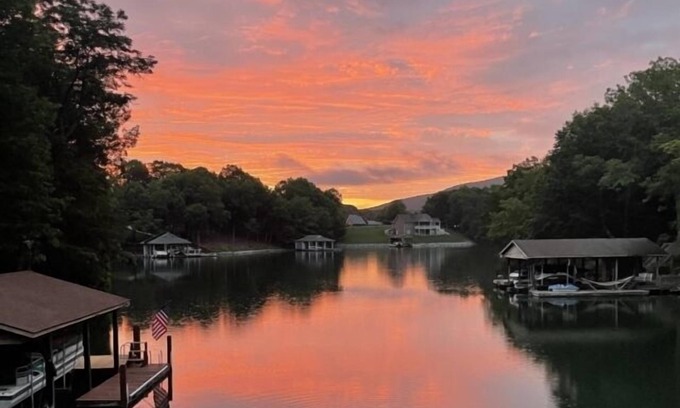 Huddleston House | Heavenly Hideaway: Makeover in 2020, Pool Table, Covered dock with Sundeck, Privacy!