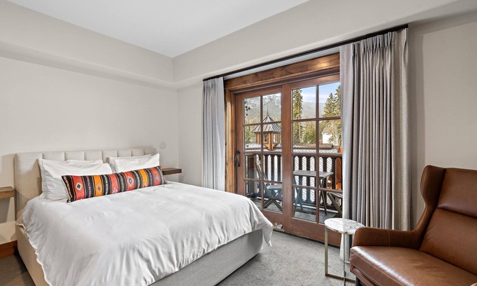 Tamarack Apartment | Heavenly Pine Lodge Queen Studio Condo - Serene Studio with Balcony