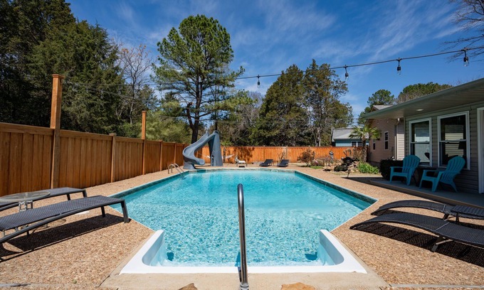 Heber Springs House | Heber Springs Home w/Heated Pool! Walk to Sandy Beach & Greers Ferry Lake!
