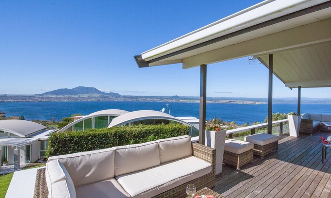 Acacia Bay Cottage | Heights Haven - Acacia Bay Holiday Home