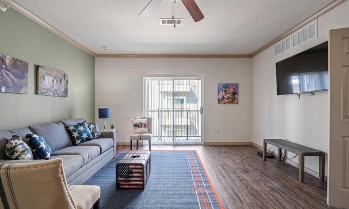 Downtown Oklahoma City Apartment | HEIRS VENTURES : Patriot . Near Civic Center . Museum . OKC Thunder Arena . With Washer and Dryer