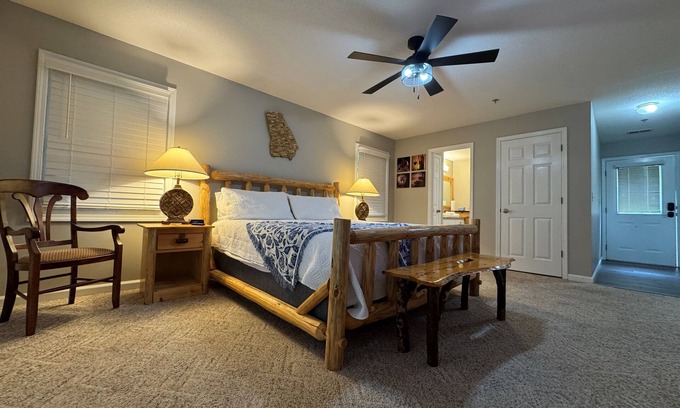 Helen Apartment | Helen Studio – King Bed, Roku TV, Private Deck