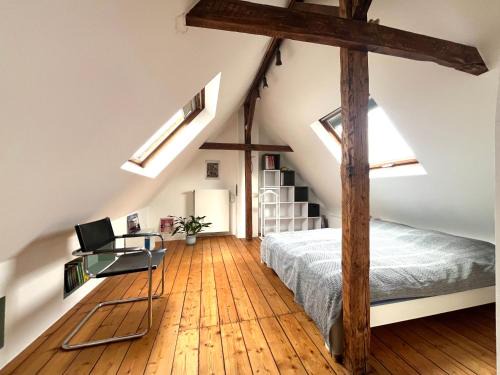 Weiden House | Helles Giebelzimmer im Altbau