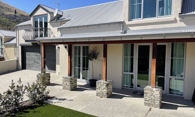 Arrowtown House | Helms Court Family Home