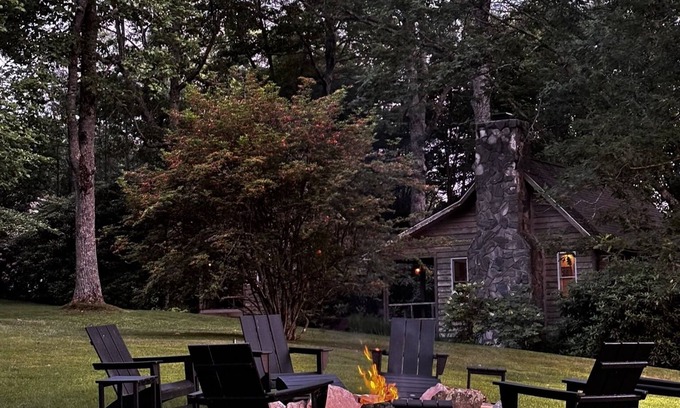 Scaly Mountain Cabin | Hemlock Cabin | Hot tub | Fireplace | 2 BR