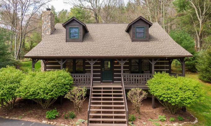 Boone Cabin | Hemlock Hideaway - Between Boone and Blowing Rock, Fire pit, Hot Tub, Tranquil Community