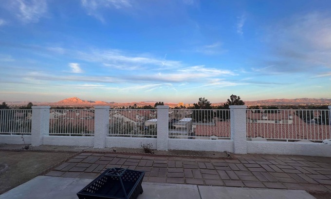 Gibson Springs House | Henderson cozy home with skyline view