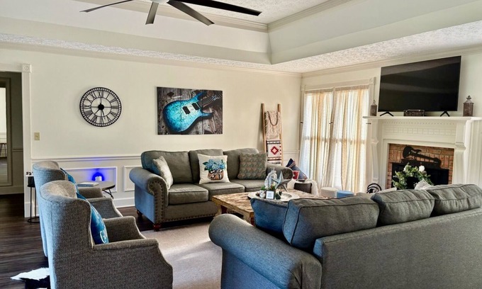 Hendersonville House | Hendersonville, TN, The Peaceful Retreat,Ping Pong & Pool Tables