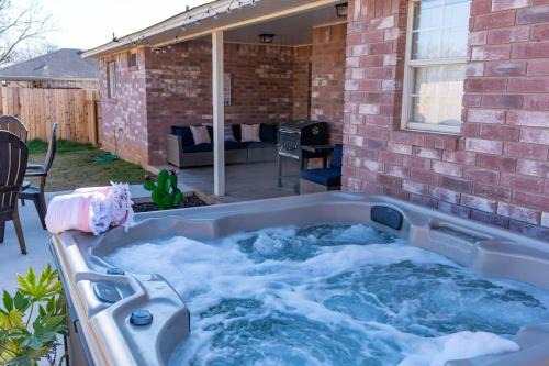 Fredericksburg House | Henrietta Haus pet friendly and private hot tub