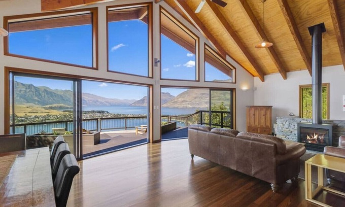 Queenstown House | Hensman Heights- family home with outdoor spa pool