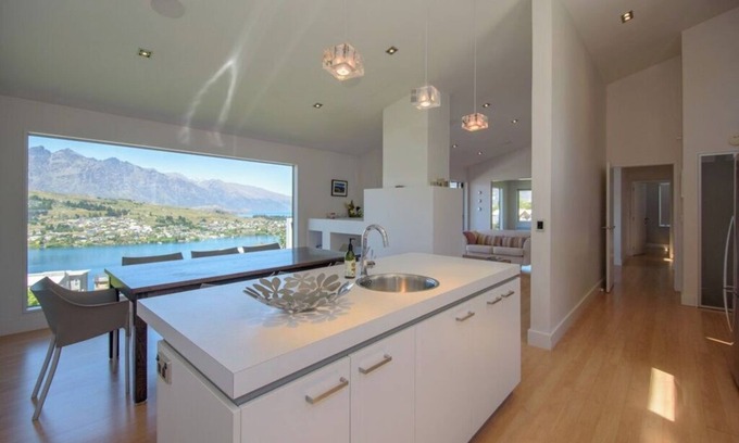 Queenstown House | Hensman Heights Stunning Lake & Mountain Views - Close to town - guests love it