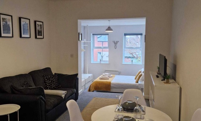 Hereford Apartment | HEREFORD CITY – Victory Apartment: Modern Studio in Vibrant Area