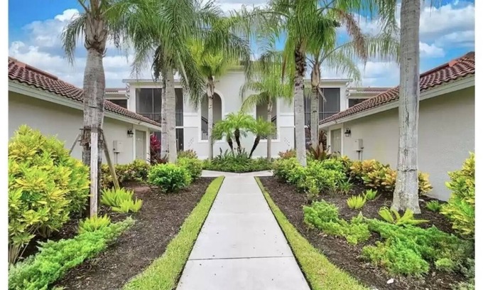 Naples Condo | Heritage Bay decorated, fully stocked 2bdrm + den-bdrm, 2 bath first fl condo