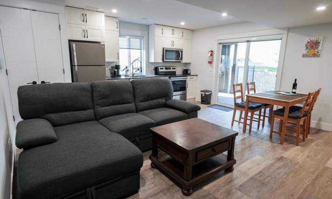 Central Okanagan House | Heritage Suite