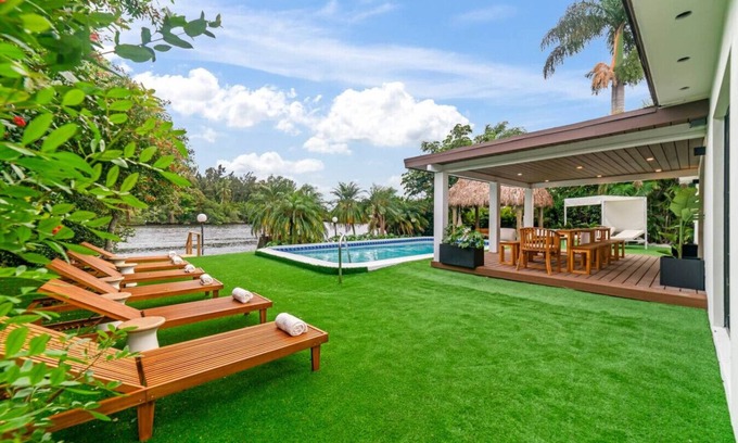 Park East Apartment | Hermes Inspired Villa | Pool | Waterfront | Tiki