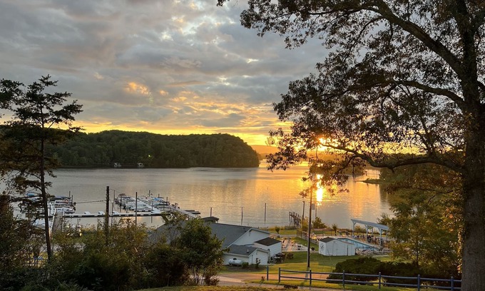 Staunton River House | Heron’s Cove on Leesville Lake.