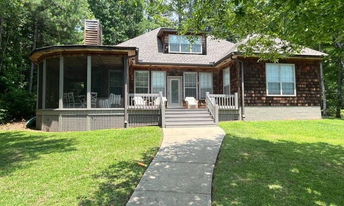 Coosa County House | Heron’s Hideaway- Charming cedar home on Lake Martin with flat lot and dock