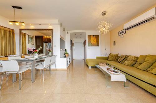 Herzliya Pituach Apartment | Herzliya Pituach Apartment with Pool, by the Beach