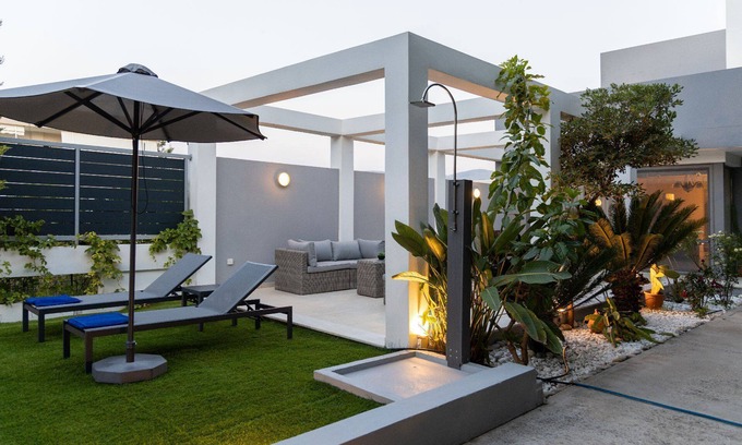 Rethymno Villa | Hestia Grey Villa Luxury Property next to the Beach near Rethimno