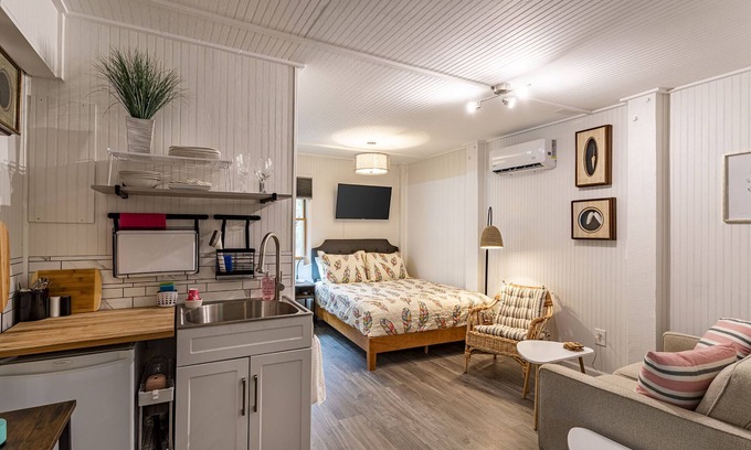 Kitty Hawk Apartment | HEY, GET A ROOM! Couples Getaway : Bikes, beach chairs, umbrella :Central locale