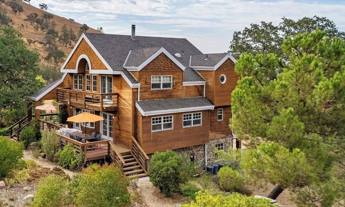 Tehachapi Cabin | HGTV Cabin|18 Acres *Hot Tub/Game Room* Sleeps 12