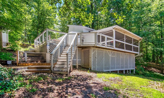 Hiawassee Ski Chalet | Hiawassee Chalet | Pet Friendly I Enclosed Patio/1m to Marina