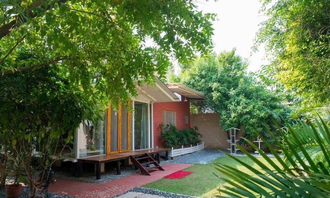 Varanasi House | HIBISCUS - Nature & Lush - A Luxury Cottage