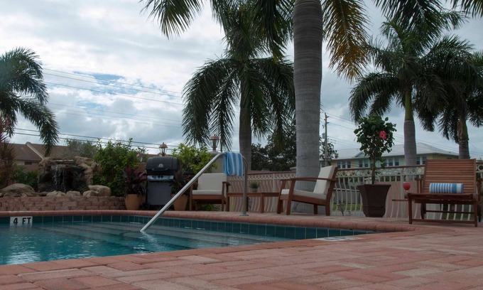 Sarasota Apartment | Hibiscus Suites - Gateway to Siesta Key