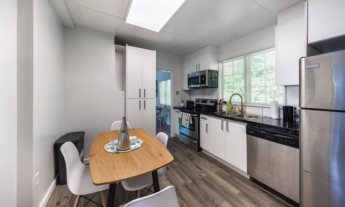 Regional District of Nanaimo House | Hidden Gem! - Across the Beach