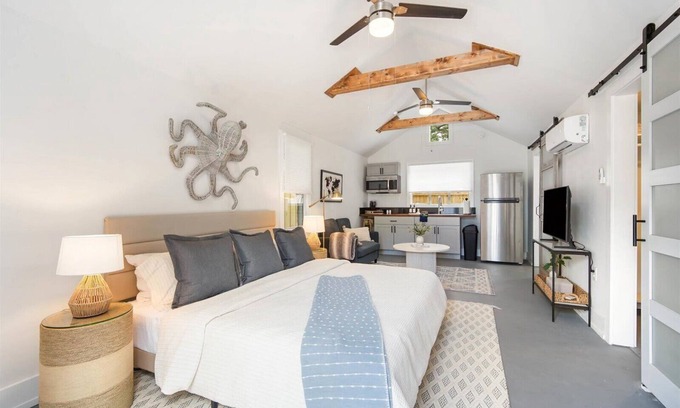 River District Apartment | Hidden Gem for Couples, Friends, or Solo King Bed, Parking & Beach Gear