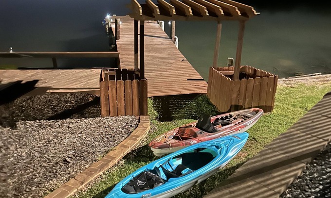 Belmont House | Hidden Gem Lake Retreat! Live and breath your best life for a few days!