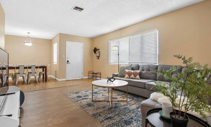 Walnut Valley House | Hidden Gem of Entertainment Bliss: King Bed, Ping Pong, Streaming Access, Cozy Reading Nook, and an Open Backyard Haven with Lightning-Fast Wi-Fi.