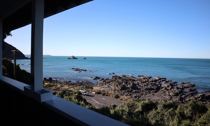 Kaikoura House | Hidden Gem - Seclusion, History and Watch the Dolphins