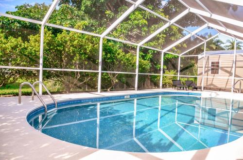 Fort Myers House | Hidden Gem with Heated Pool - Perfect for Family Getaway - Pet-friendly