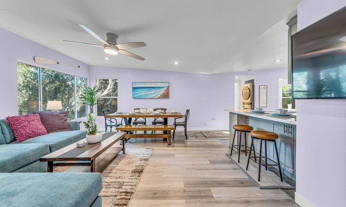 Morena House | Hidden Hilltop Manor, Chic 3BD w/Outdoor Oasis and parking, Centrally located