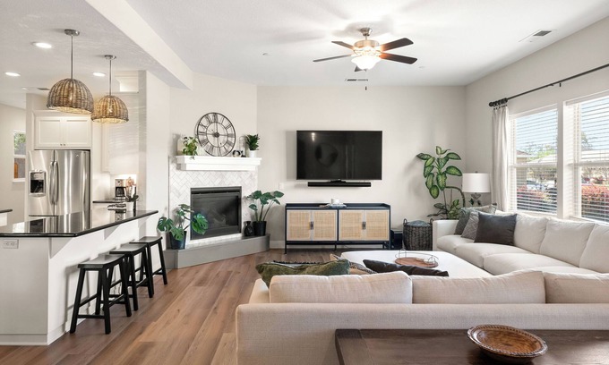 Chico House | Hidden Retreat: king bed/pool/86in tv/stocked kitchen/traeger