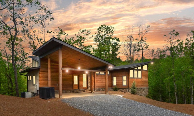 Ellijay Cabin | Hidden Springs at Watersong ~ Mountain Modern 5BR ~ Must See!