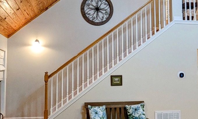 Jamestown Cottage | Hidden Woods Cottage - Jamestown, Boat Parking & Pet friendly