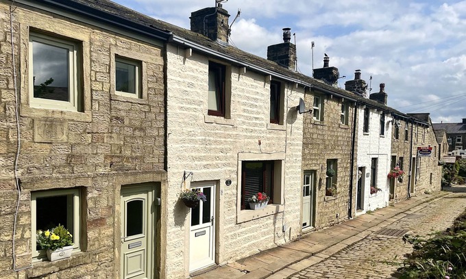 Barnoldswick Cottage | HIDEAWAY COTTAGE, character holiday cottage in Barnoldswick