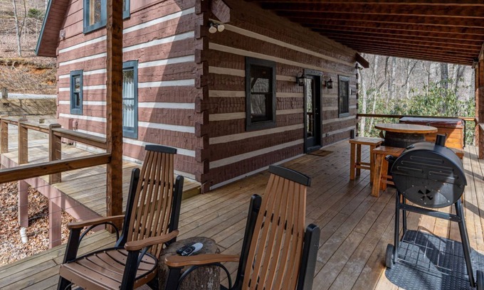 Topton Cabin | Hideaway-Pet Friendly, Luxury Cabin Rental, Private Deck on Creek, Hot Tub, Fireplace, Fishing, Waterfalls, Rafting-Nantahala NC.