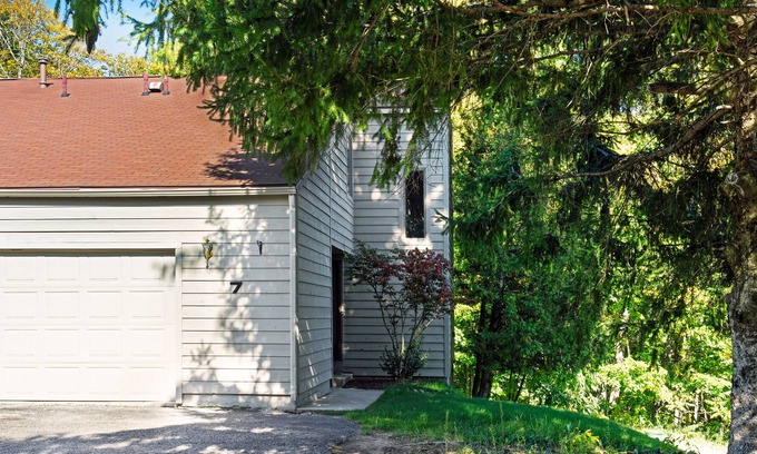 Harbor Springs Condo | Hideaway Valley condo w/ walkout patio & shared pool and tennis!