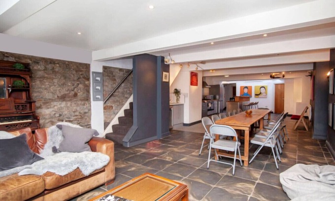 Butetown House | higgihaus 5 Sleeps 14-16 Hens Stags Big