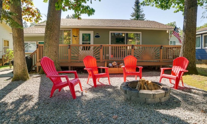 Higgins Lake House | Higgins Lake Cottage with Private Fire Pit and Grill!