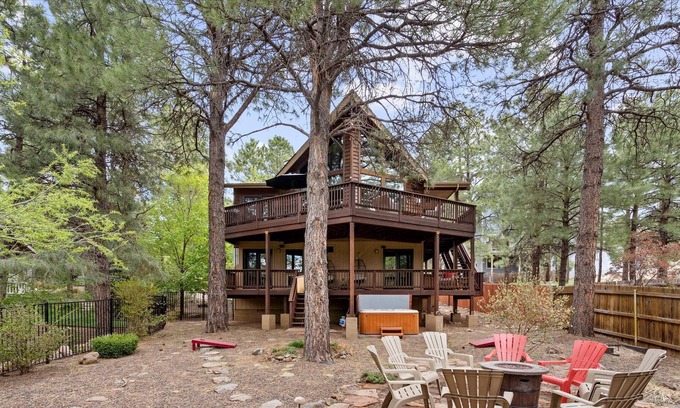 Ponderosa Trails House | HIGH ALTITUDE HAVEN: SPA + PET FRIENDLY + TRAILS
