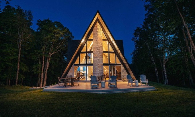 Leland House | High Bluffs Lodge ~ Sunsets, Game Room, much more